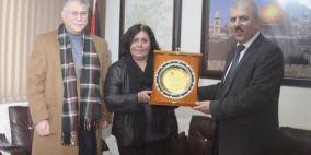 جامعة فلسطين تكرم أستاذ القانون الدولي د. عيسى