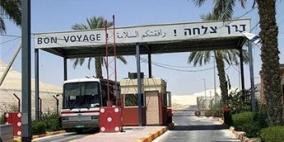 الاحتلال يعتقل شابا من بيت أمر على معبر الكرامة