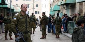 الخليل: الاحتلال يشدد من إجراءاته العسكرية تأمينا لاحتفالات المستوطنين