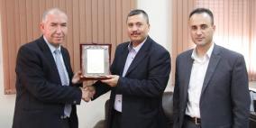 جهاز مخابرات الخليل يكرم رئيس البلدية