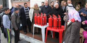 توزيع اطفائيات على سكان تل ارميدة بالخليل