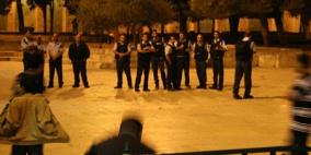 الاحتلال يقتحم الأقصى ويعتقل عشرات المرابطين ويحاصر آخرين