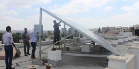 بلدية قلقيلية تنفذ مشروع الخلايا الشمسية في مدرسة الرازي الاساسية