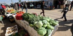 الاحتلال يتلف بسطات الباعة على معبر وادي الخليل