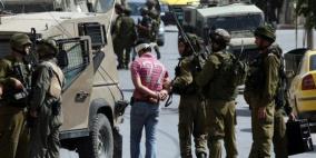 الاحتلال يعتقل مواطنًا من بيت أمر بعد الاعتداء عليه