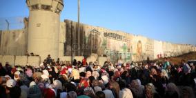 آلاف المواطنين يتوجهون إلى الأقصى لأداء صلاة الجمعة الثالثة من رمضان