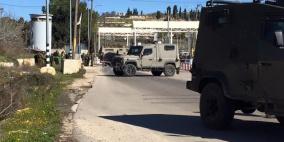 قوات الاحتلال تمهد لهدم بناء قرب حاجز "بيت ايل"