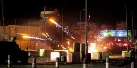 انتفاضة ليلية: شبان قلنديا يمطرون الاحتلال بالألعاب النارية والمولوتوف