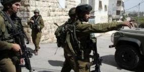الاحتلال يسلم طالبا بلاغا وينصب حواجز جنوب جنين