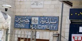 موظفو بلدية جنين يضربون عن العمل مطالبين بصرف رواتبهم