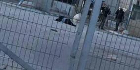 إصابة فتاة على حاجز قلنديا بزعم محاولة الطعن