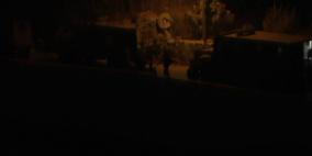 الاحتلال يعتقل 5 مواطنين من بلدة بيت أمر