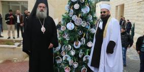 جامعة القدس تجسد الوحدة الوطنية والدينية في شجرة الميلاد