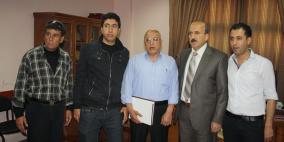 بعد أربعين عاما من الثانوية العامة .. ستيني يحقق حلمه في فلسطين بالحصول على شهادة البكالوريوس