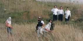 شهود عيان لــ "رايــة" مستوطنون يعتدون على مركبات المواطنين قرب نابلس