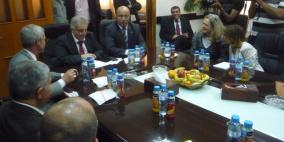 رئيس بلدية طولكرم ومسؤولة مكتب usaid بالشرق الأوسط يفتتحان مركز خدمات الجمهور