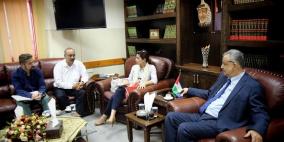 محافظ طولكرم يستقبل وفداً من الصليب الأحمر