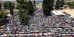 القدس: الآلف يؤدون 'الجمعة' في الشوارع ومواجهات مع الاحتلال نصرة للأقصى