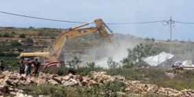 الاحتلال يهدم بركسات وحظائر اغنام ويجرف اراض زراعية شرق اريحا