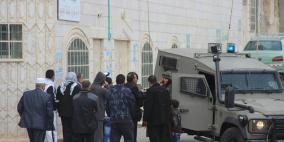 الاحتلال يمنع صلاة الجمعة ويصيب أربعة برصاص التوتو في الخليل