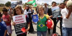 النبي صالح: نشطاء يرفعون البطاقات الحمراء دعما  لوقف عضوية الاحتلال في الفيفا