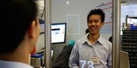 مرآة ذكية لتجربة الملابس والتجول بها دون ارتدائها