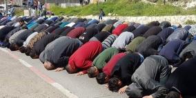 للاسبوع السادس.. أهالي العيسوية يؤدون صلاة الجمعة على الاسفلت 