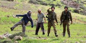 مستوطنون يهاجمون المزارعين بنابلس