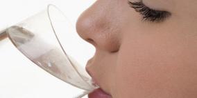 شرب الماء الفاتر على معدة فارغة له فوائد لا تحصى 