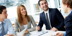 الضحك بين زملاء العمل يساعد على الإبداع