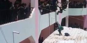 فيديو: عقاب غريب.. مدير مدرسة يرمي الطلاب من الدور الثاني