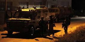 جنود الاحتلال ينهبون مبالغ مالية من عائلة في جنين 