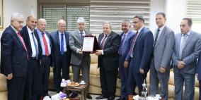 المحكمة الدستورية العليا تكرم هيئة التقاعد الفسطينية