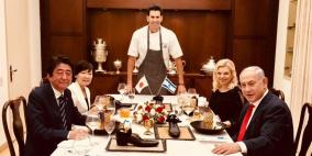  الحلويات في احذية خلال مأدبة عشاء أقامها نتنياهو لرئيس وزراء اليابان