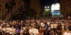 عشرات الآلاف يتوافدون للصلاة في الأقصى 