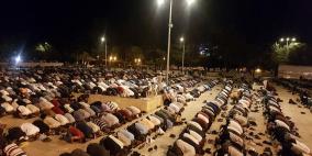 عشرات الآلاف يؤدون صلاة الفجر والتراويح برحاب الأقصى