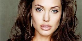 نجمة هوليوود  أنجلينا جولي  تواعد رجلًا جديدًا بعد براد بيت