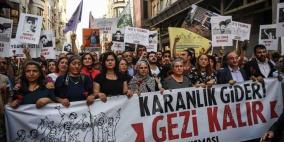 مئات الأتراك يتظاهرون ضد السلطة