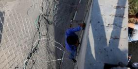 مواطنون يتسلقون جدار الفصل لاداء صلاة الجمعة الاخيرة في الاقصى