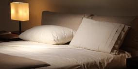 لهذا السبب لا تنم في غرفة مضاءة