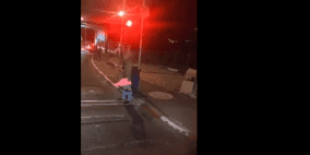 فيديو: جنود الاحتلال ينكلون بشاب على حاجز "الكونتينر"