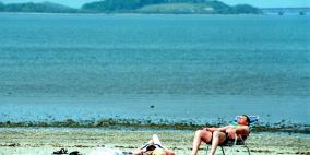 طرق تسمير البشرة بعيداً عن إيذائها بحرارة الصيف