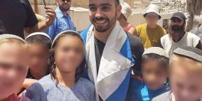 شاهد- الجندي القاتل يتجول في الخليل والمستوطنون يحتفلون