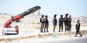 الاحتلال ينصب "كرافانات" في العيزرية لنقل أهالي الخان الأحمر قسريًا إليها 