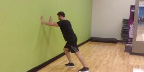  الضغط على الحائط أفضل تمرين لتقوية الجزء العلوي من جسمك