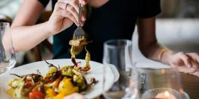 تناول العشاء مبكراً يقلل خطر الإصابة بالسرطان