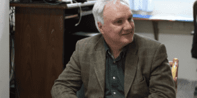 مدير عمليات الاونروا يغادر مكتبه بغزة