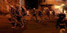 الاحتلال يعتقل مواطنة ويستولي على مبلغ مالي ويغلق مدخل بيت عينون في الخليل