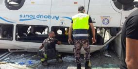 فيديو- مصرع مواطنين واصابة 15 آخرين في انقلاب حافلة