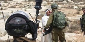 قوات الاحتلال تعتدي على المصلين في رأس كركر